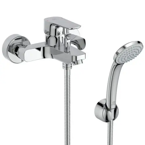 Chromene Badearmatur von Ideal Standard mit Auslauf und einer Handbrause, Verbindungsschlauch, für Wandinstallation. Moderne Formgebung, unkomplizierte Bedienung.